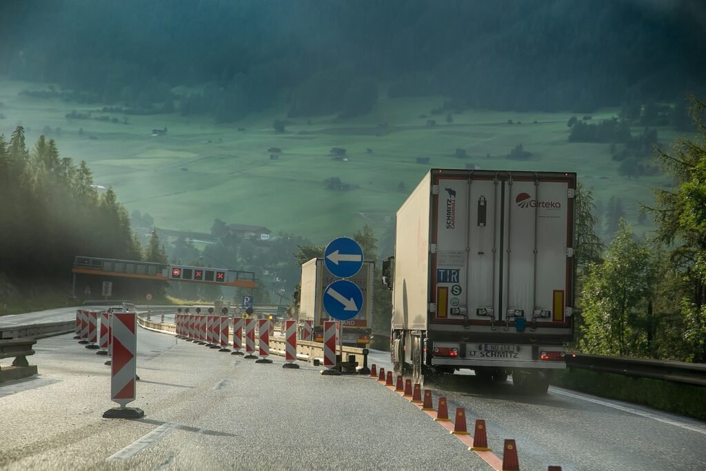 servicios de transporte de mercancías por carretera